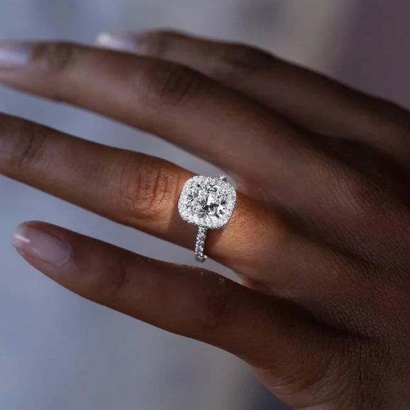 Jewelry - ✨Sparkling Square Halo✨